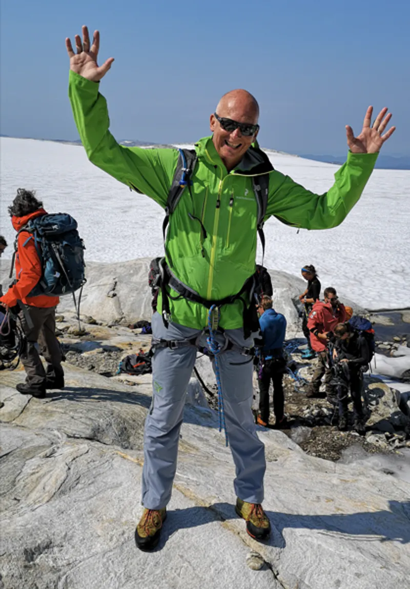 One of my favorite hikes in the Norwegian mountains is the Folgefonna Glacier. Starting from Sunndal, we ascend the "Keiserstien" (Emperor’s Path), traverse the glacier, and descend through Tokheimskaret to Odda. The stunning natural surroundings offer the unique possibility of encountering all four seasons in a single journey.